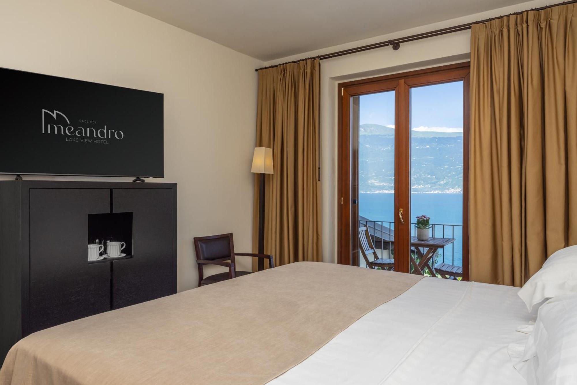 גרגננו Hotel Meandro - Lake View מראה חיצוני תמונה